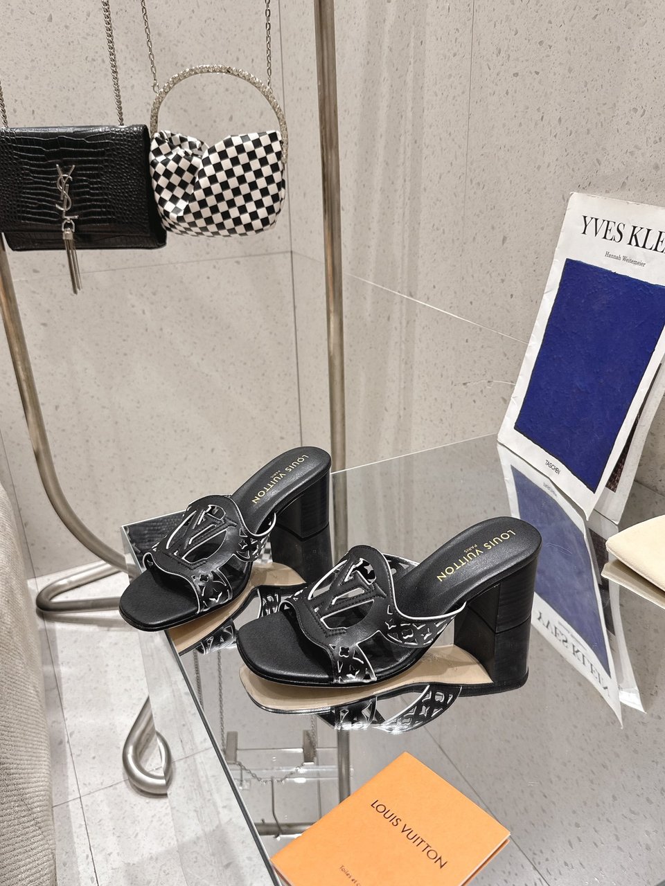 Louis Vuitton LV Isola Flat Mule Black 1AGYQN Women – 5.5cm Heel / 2.17in view 6
