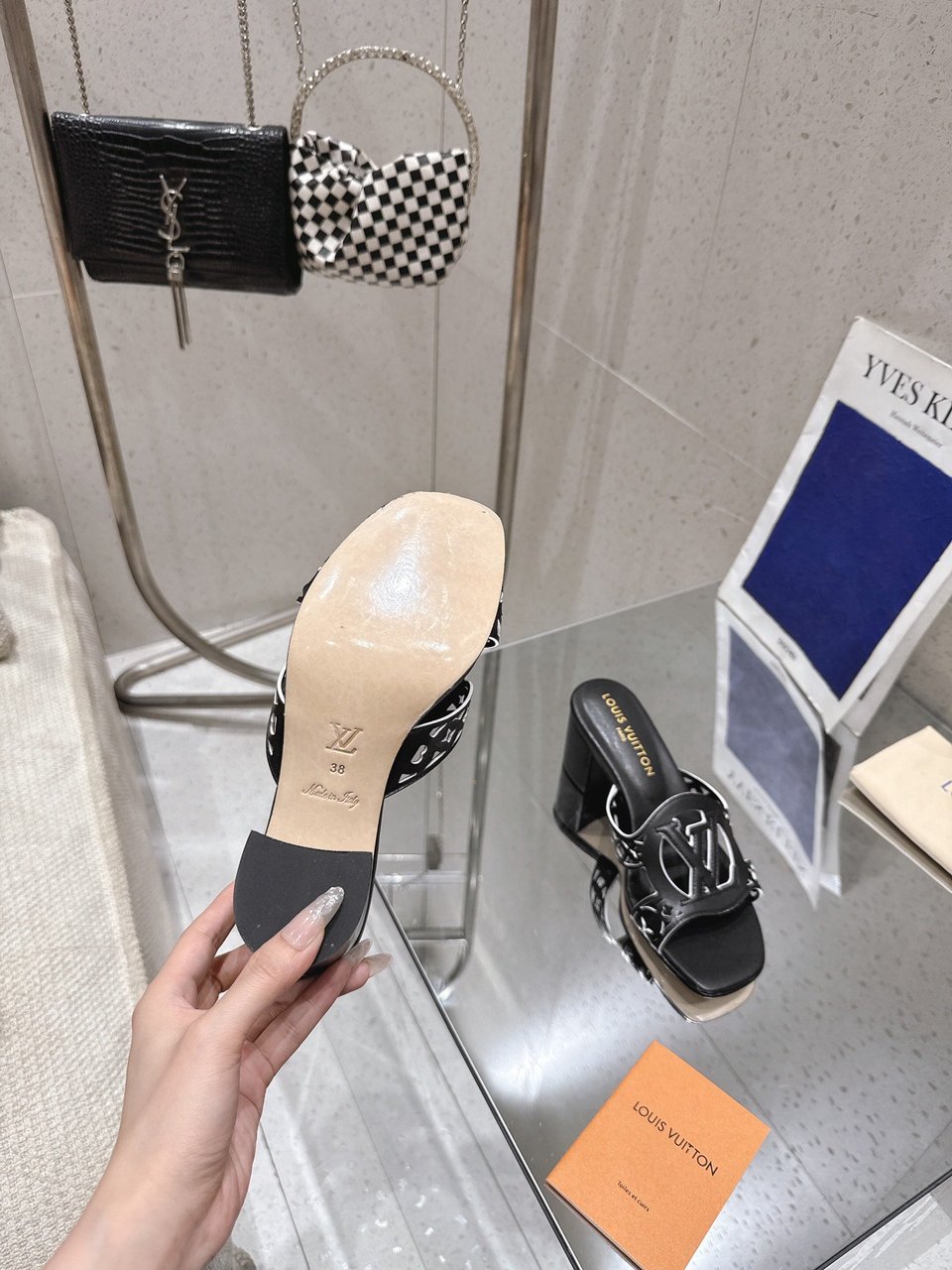 Louis Vuitton LV Isola Flat Mule Black 1AGYQN Women – 5.5cm Heel / 2.17in view 10