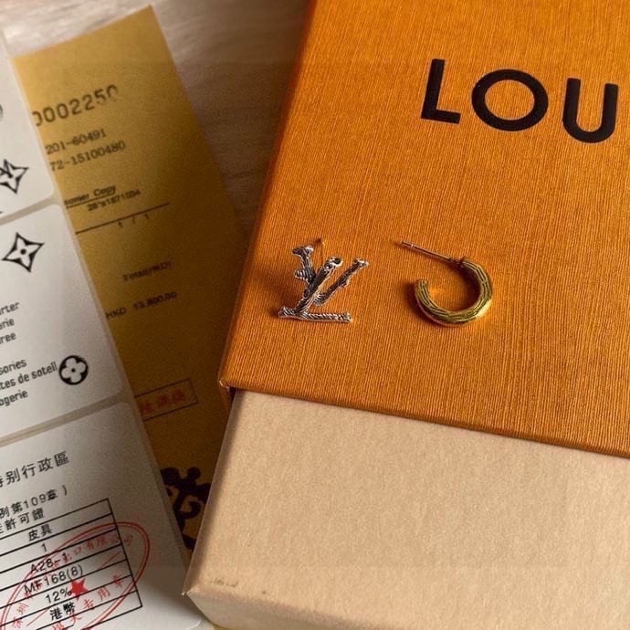Louis Vuitton Earrings view 3