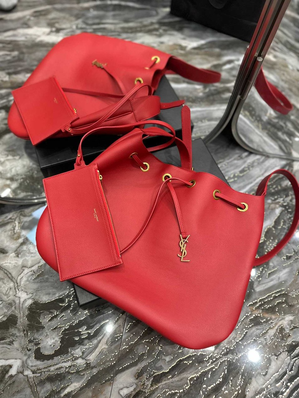 Saint Laurent Paris Vii Large Flat Hobo Bag In Smooth Leather Bag Red 44cm/ 17.3 in view 4