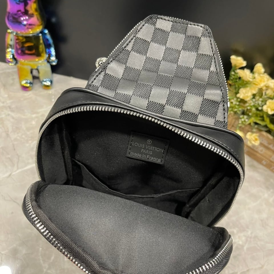 Louis Vuitton Avenue Slingbag 31Cm Black And Grey N40439 view 4