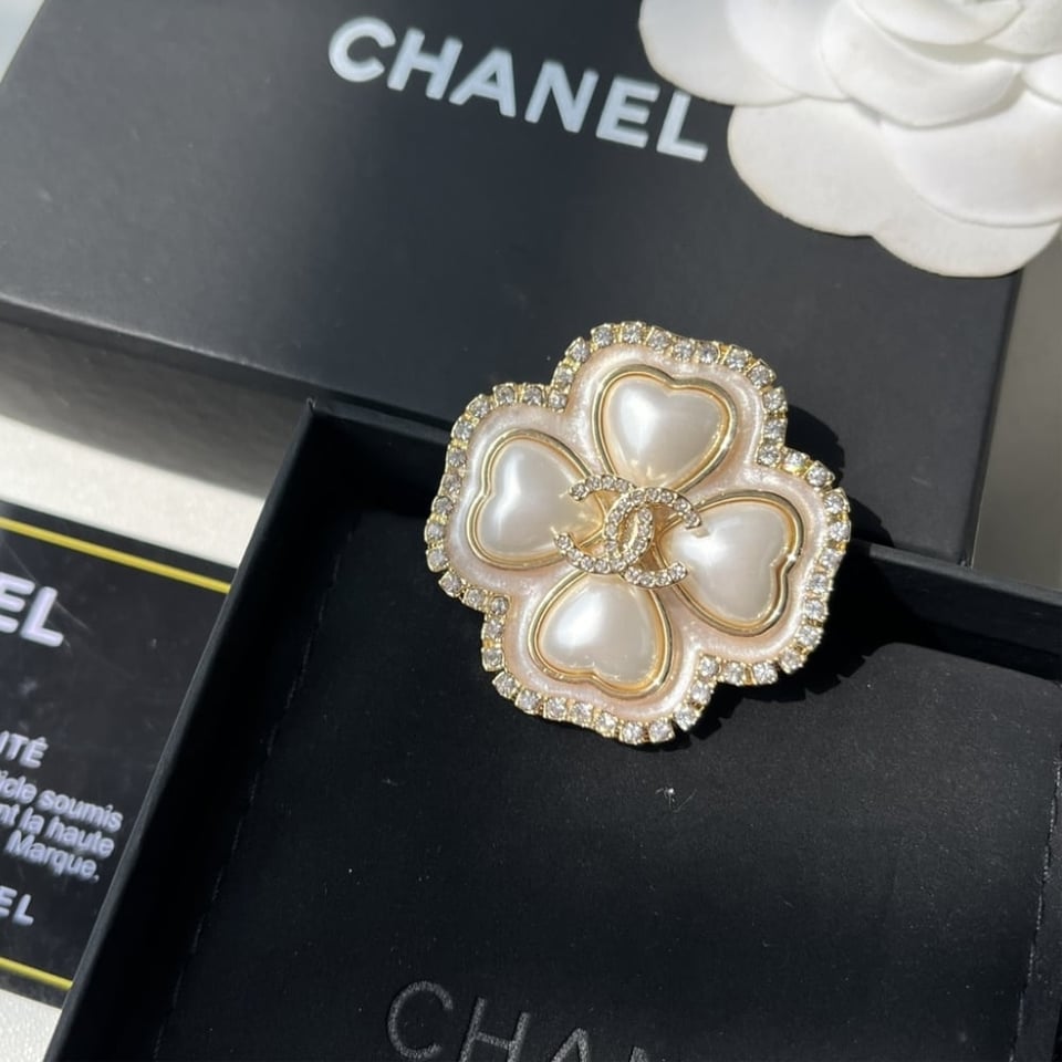 Chanel Cc Flower Brooch Gold With Pearl Heart view 2