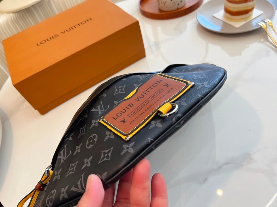 Louis Vuitton Discovery Bumbag Monogram Eclipse Gaston Label Savane 45Cm M45220 view 4