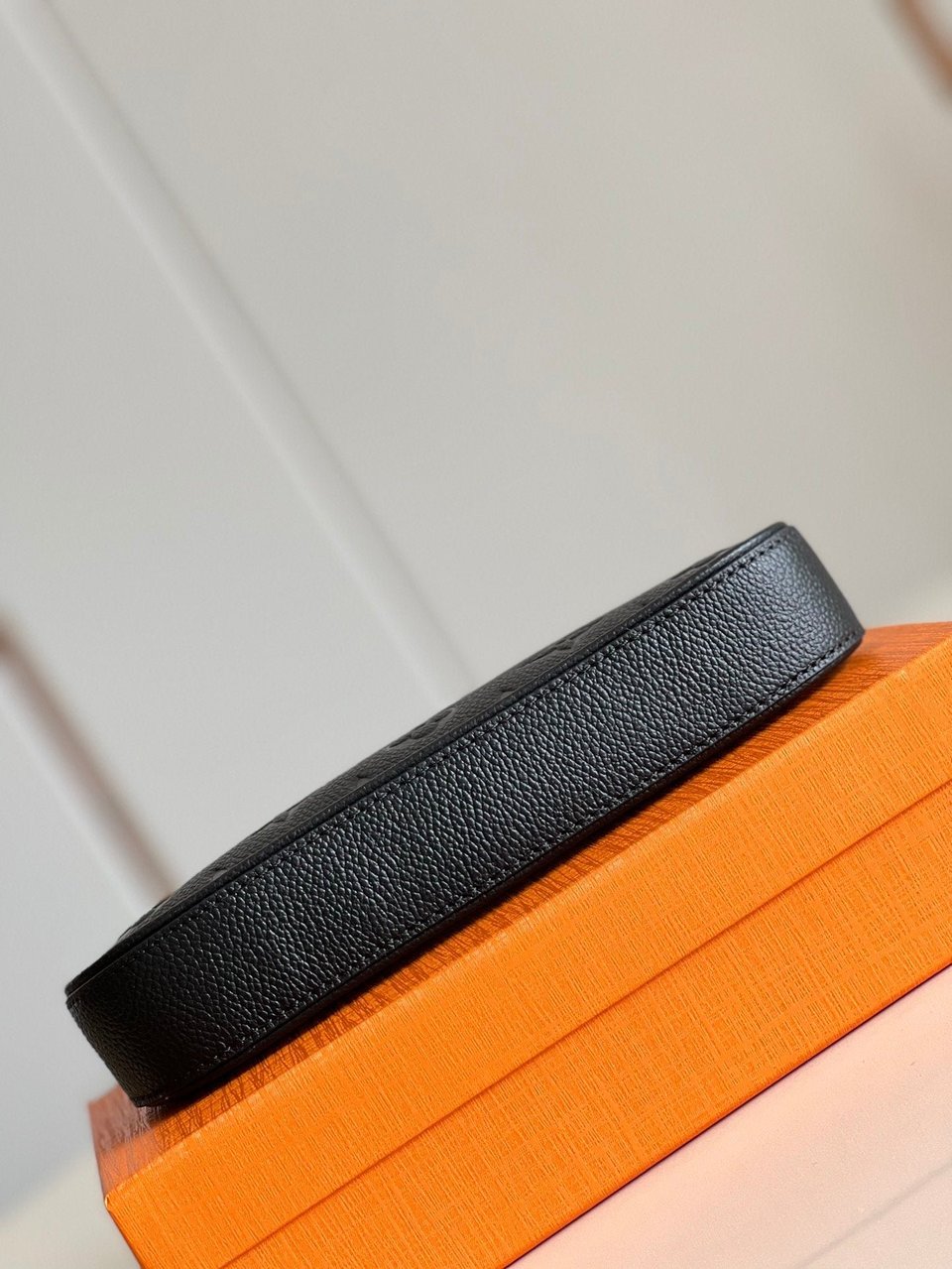 Louis Vuitton Easy Pouch On Strap 19Cm Black view 7