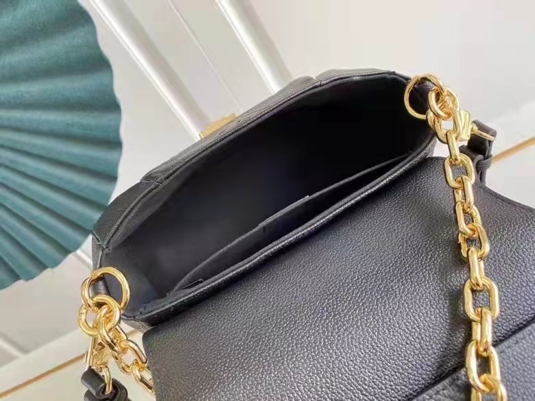 Louis Vuitton Favorite 24Cm Black Noir view 3