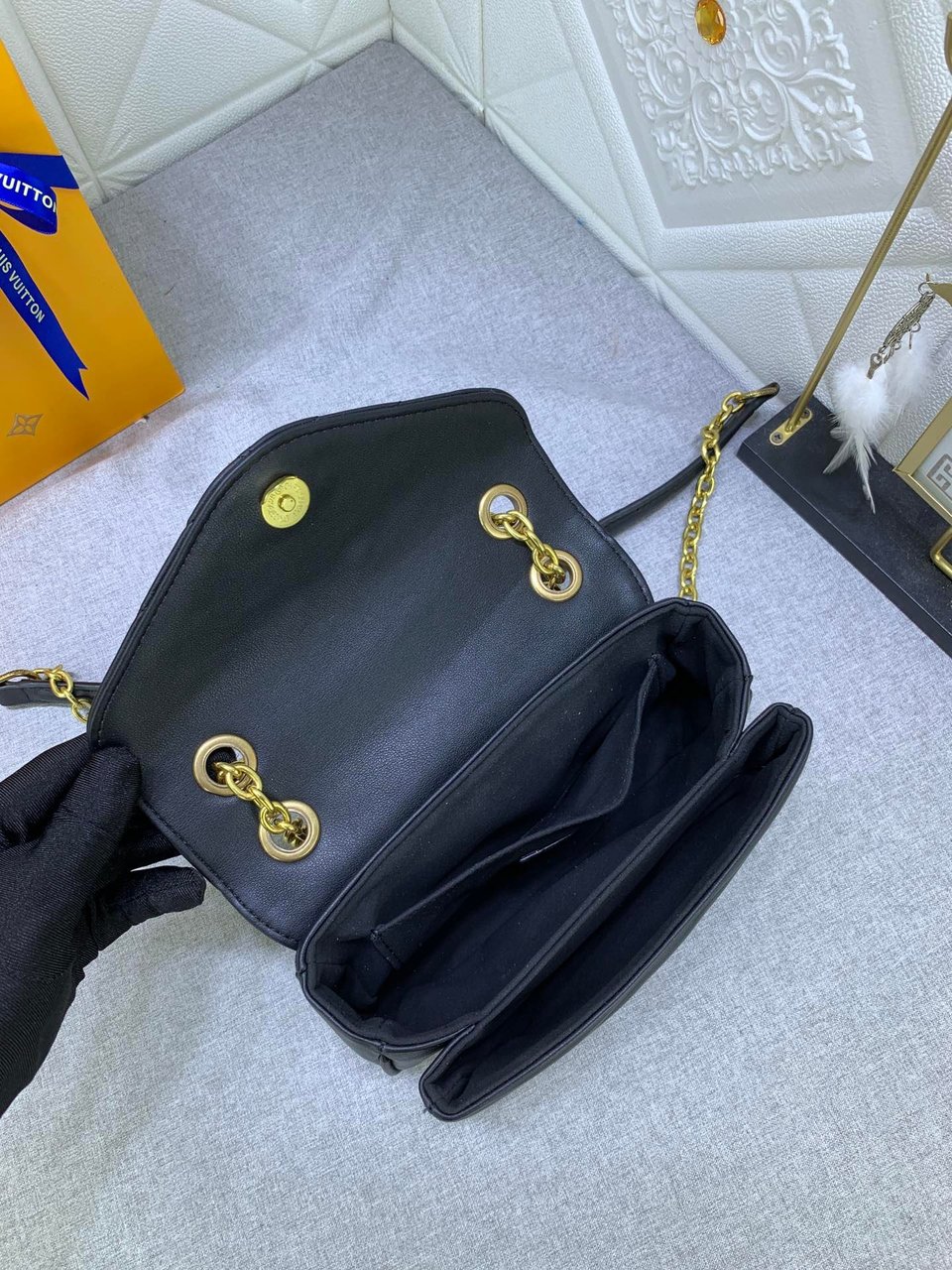 Louis Vuitton New Wave Chain Bag Black 21Cm view 6