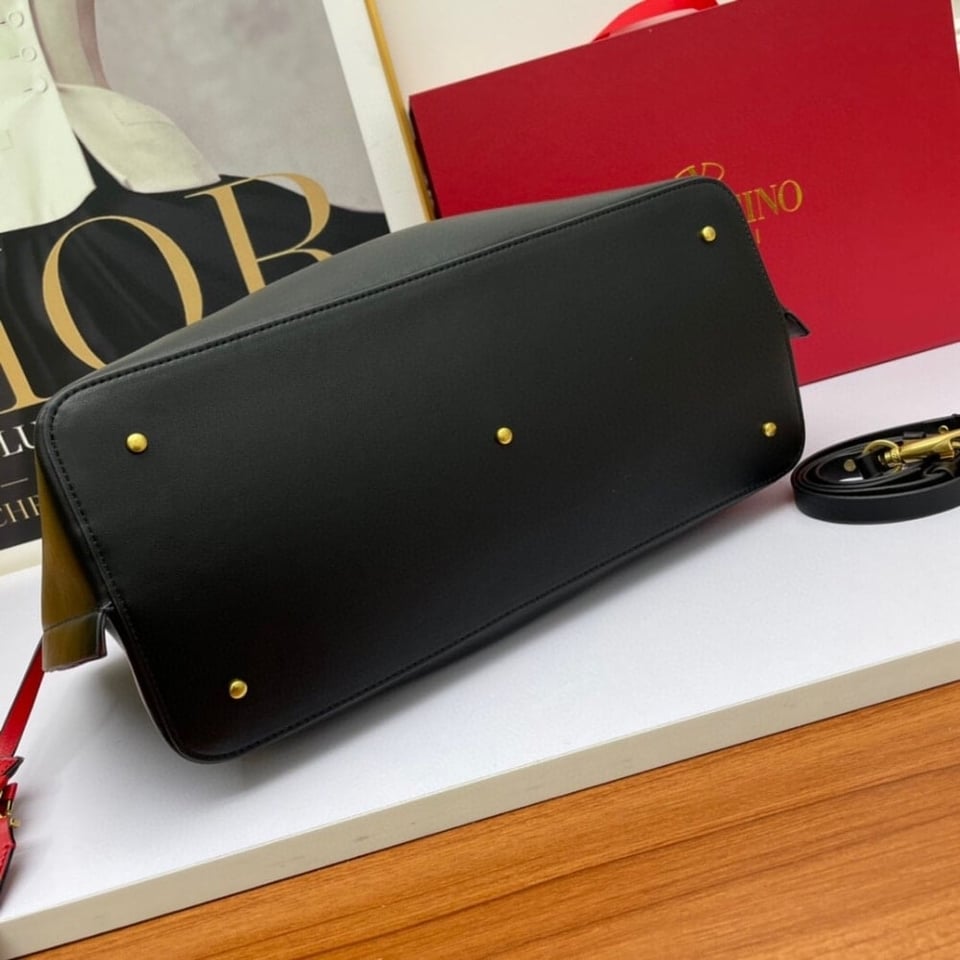 Valentino Garavani Large Vlogo Escape Shopper Tote Black 41Cm view 5
