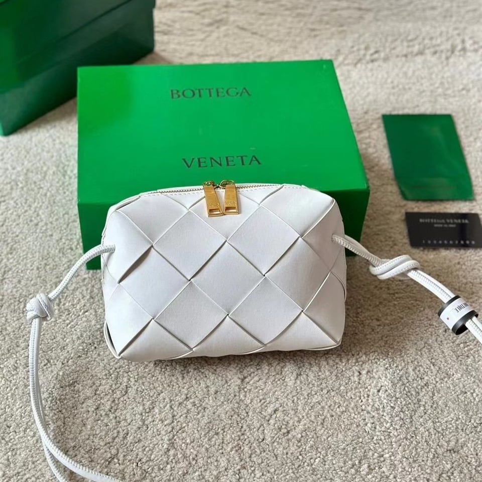 Bottega Veneta Small Camera Bag Mxn 52 400 White 18Cm view 4