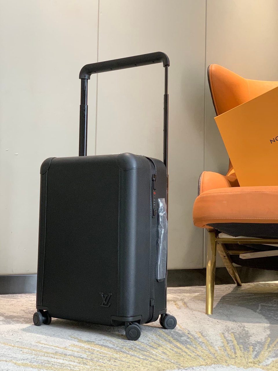 Louis Vuitton Horizon 55 Suitcase Grained Leather Black 55Cm M10240 view 5