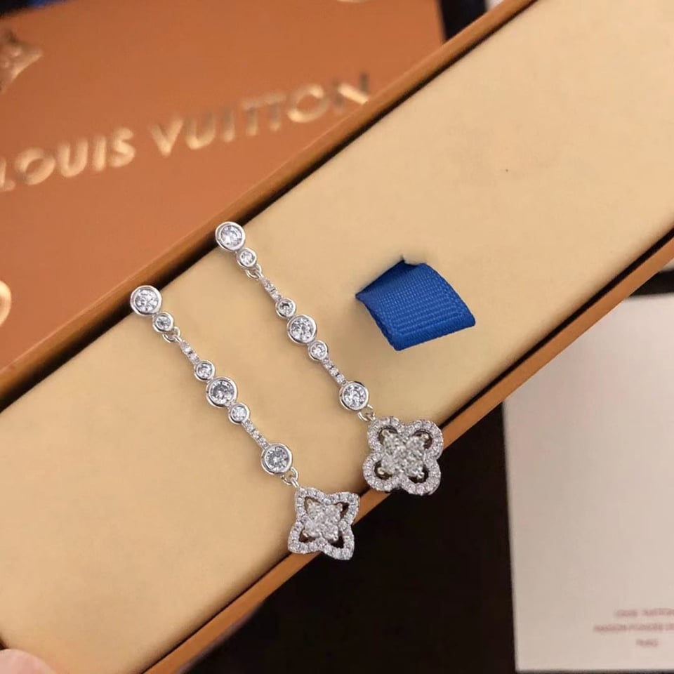 Louis Vuitton Blossom Stud Earrings White Gold And Diamonds view 7