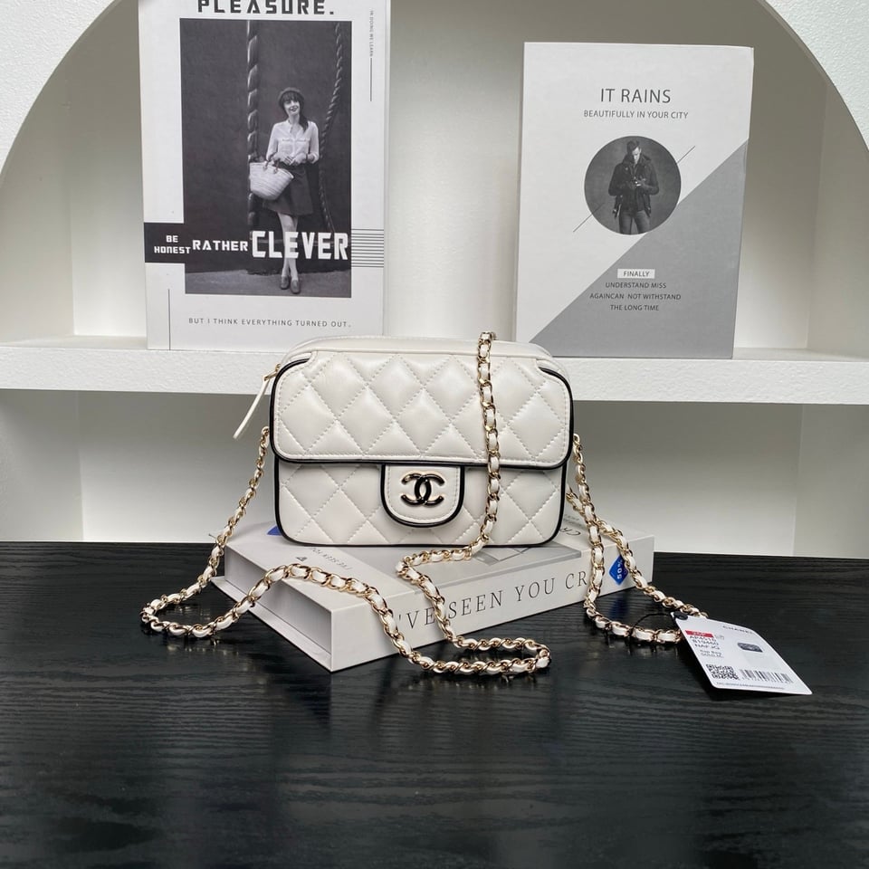 Chanel Small Graphic Frame Flap Bag White 23cm view 3
