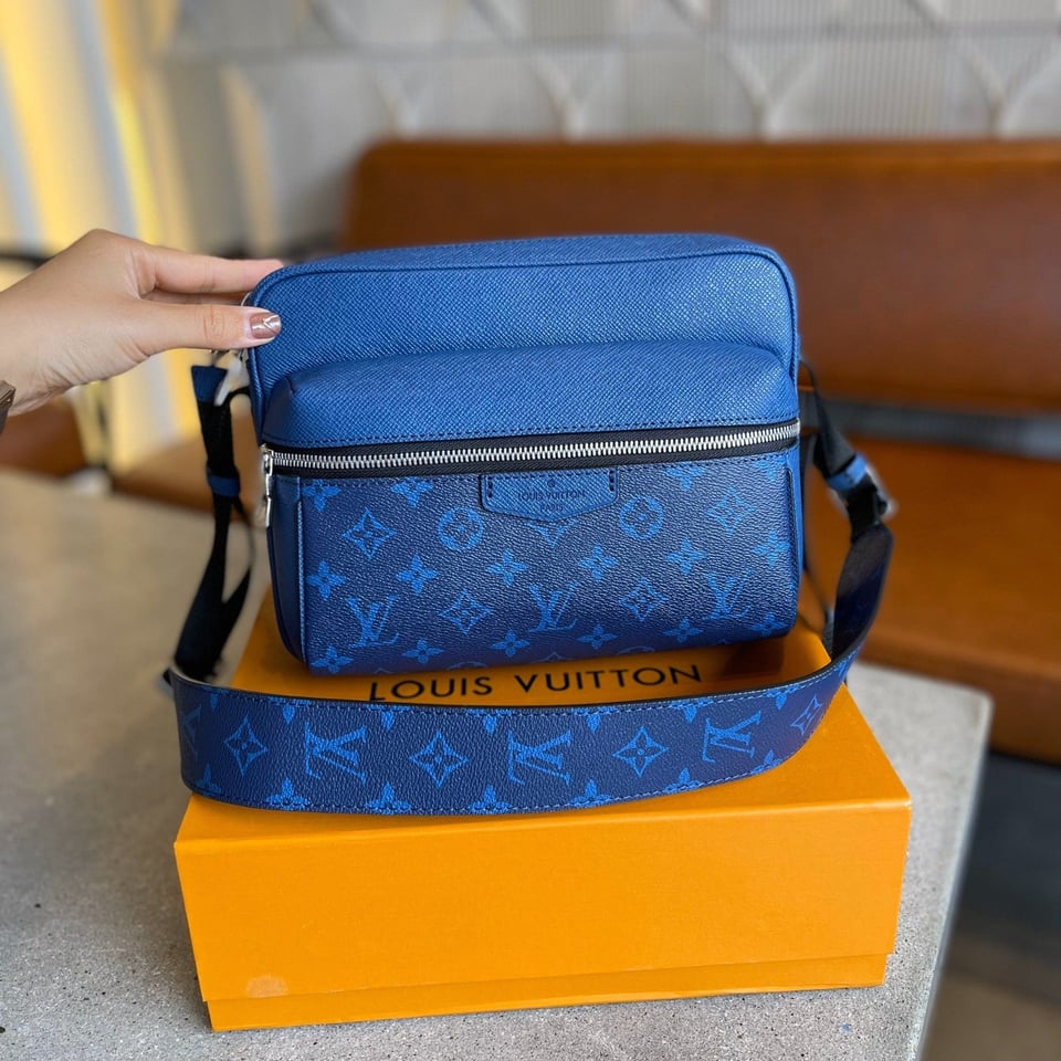 Louis Vuitton Outdoor Messenger Navy Blue 25Cm M30242 view 4