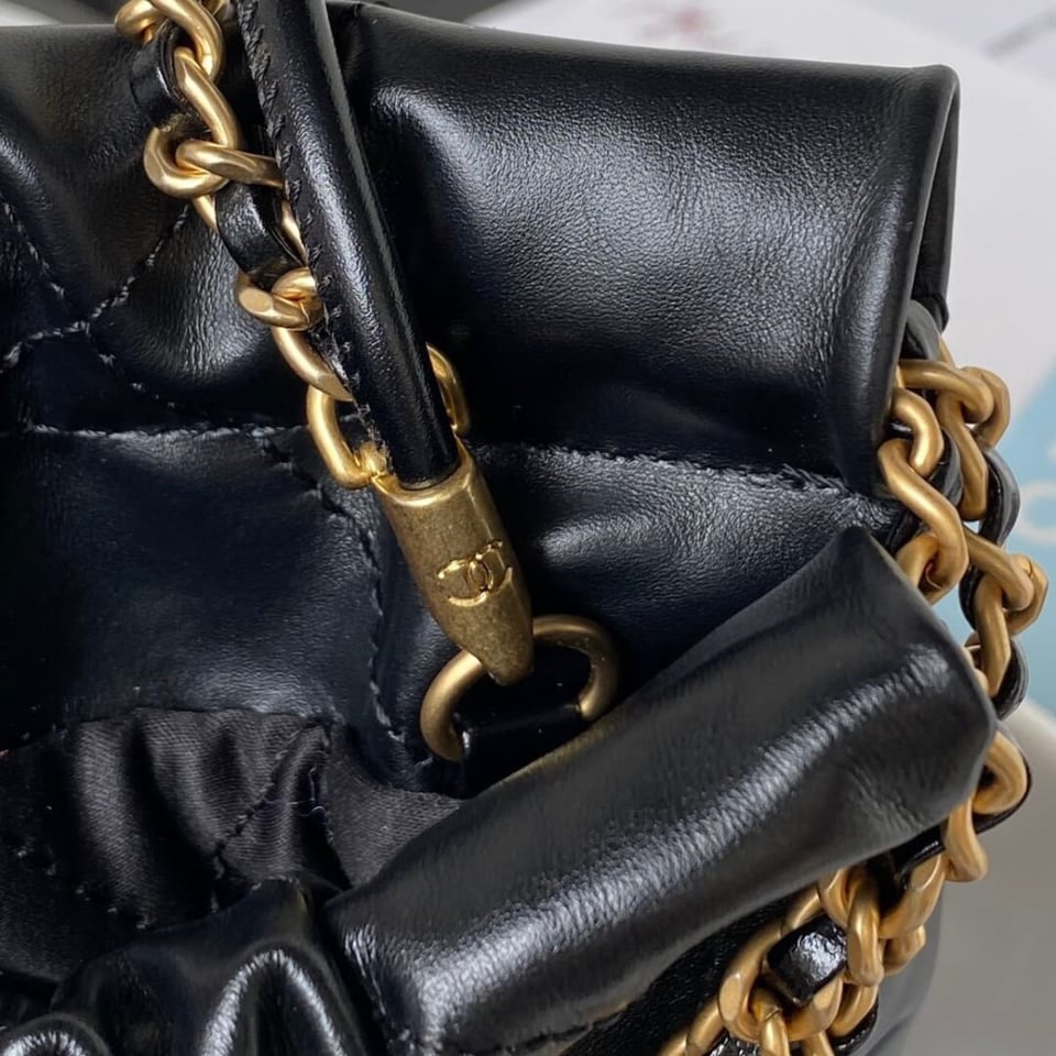 Chanel Mini 22 Handbag Shiny Calfskin &amp; Gold Metal Black 20cm view 8