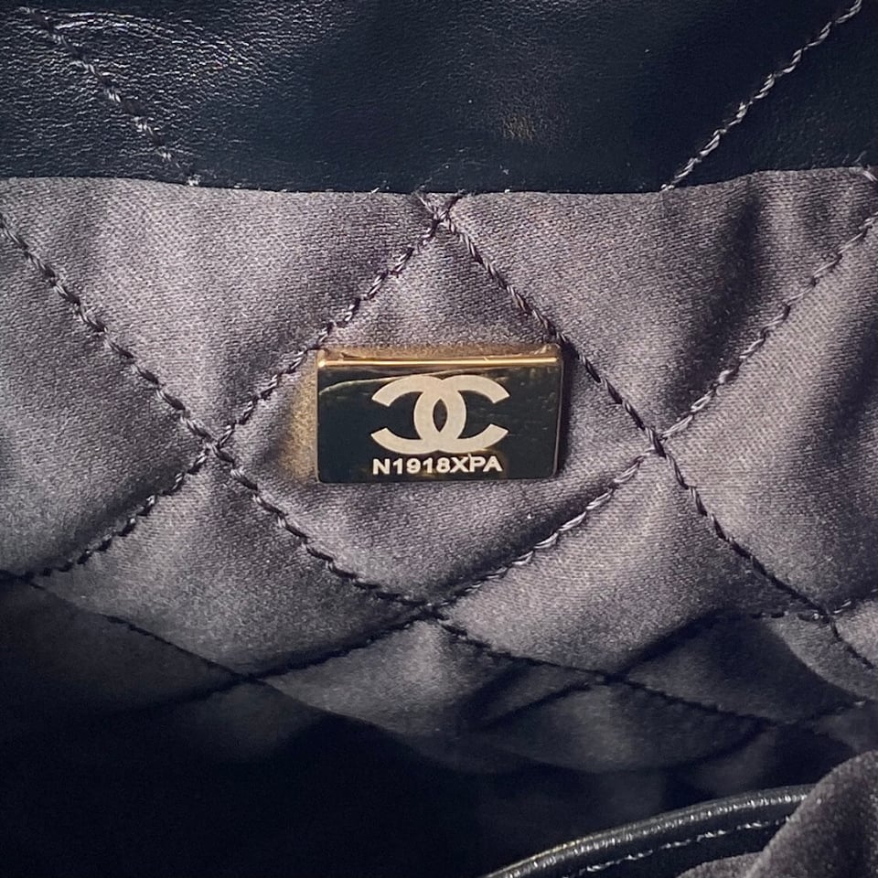 Chanel Mini 22 Handbag Shiny Calfskin &amp; Gold Metal Black 20cm view 12