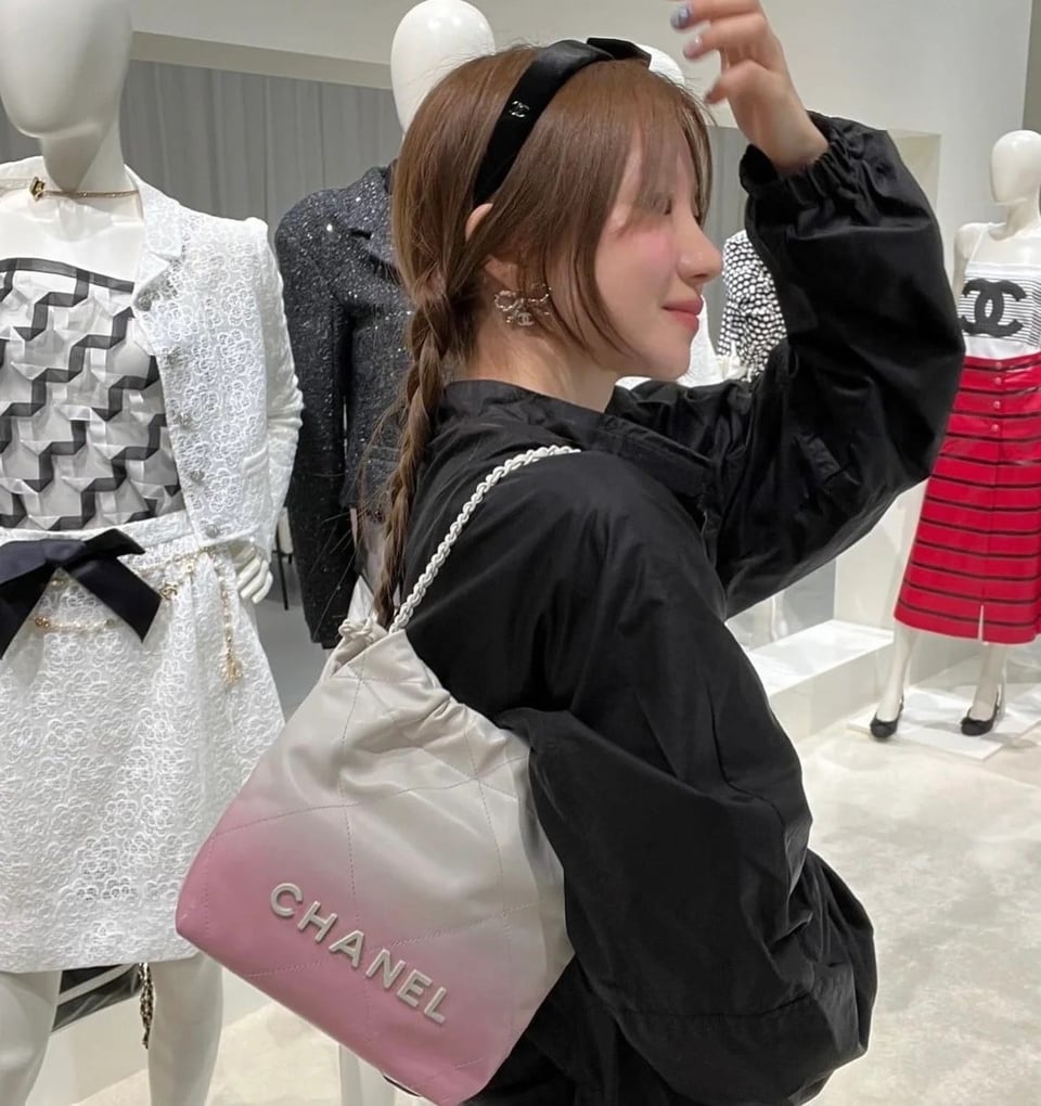 Chanel 22 Mini Handbag Patent Gradient Calfskin Pink 20Cm/7.8in view 5