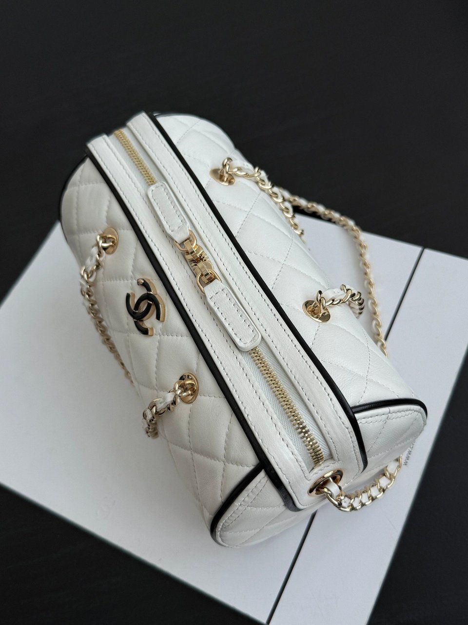 Chanel Spring Summer 2025 Pre-collection Clutch With Chain Lambskin White 18.5cm/ 7.3inches view 6