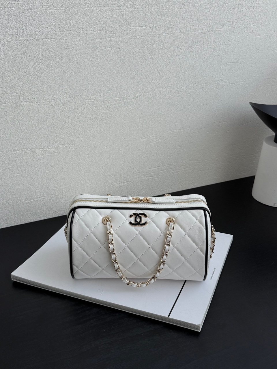 Chanel Spring Summer 2025 Pre-collection Clutch With Chain Lambskin White 18.5cm/ 7.3inches view 3