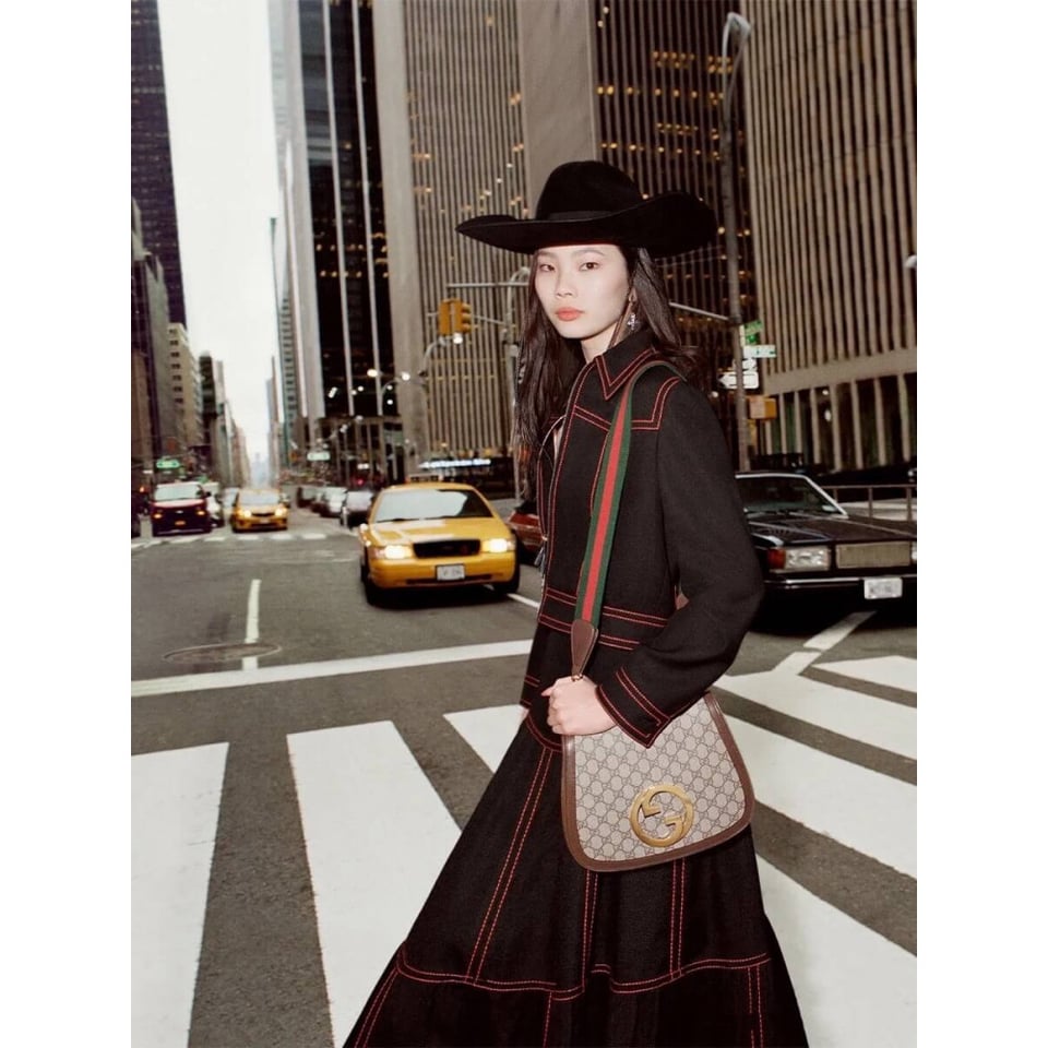 Gucci Blondie Medium Shoulder Bag With Round Interlocking G view 4