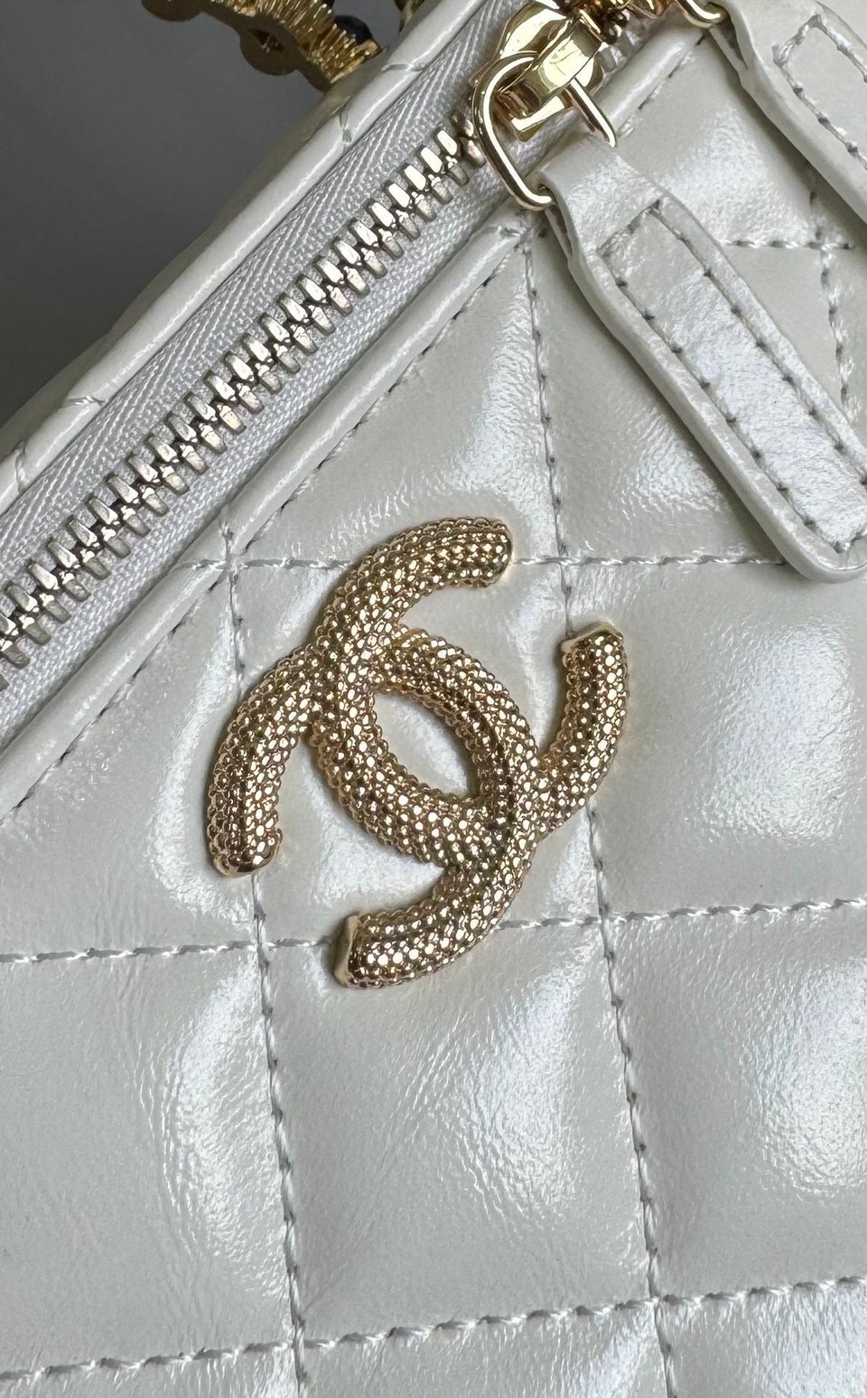 Chanel Vanity Case Pearl 17Cm White Lambskin Gold Hardware view 6