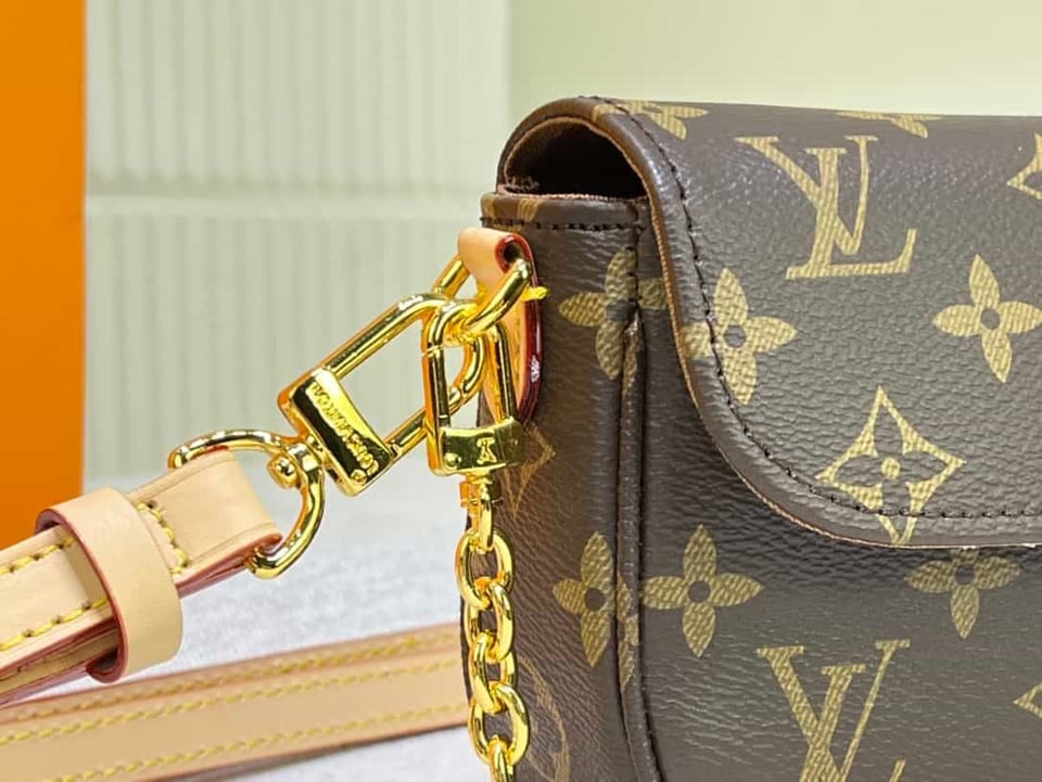 Louis Vuitton Ivy Wallet On Chain Bag view 6
