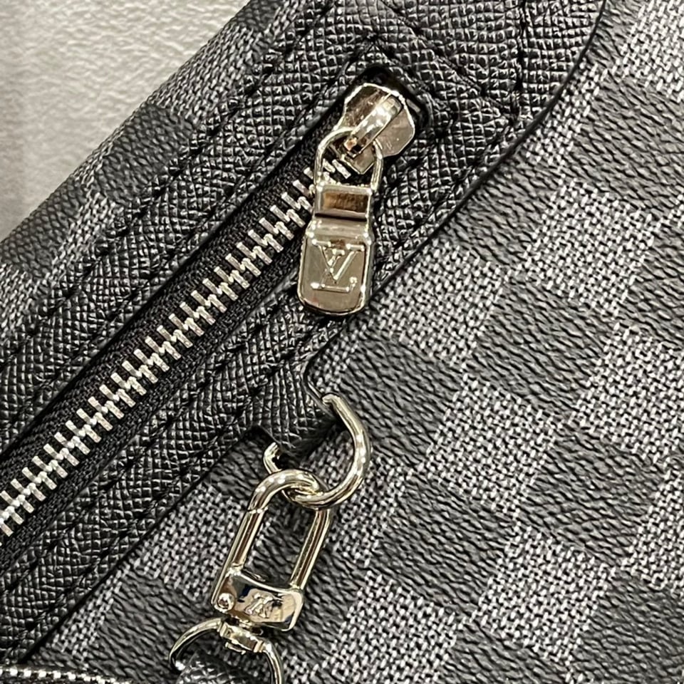 Louis Vuitton Duo Sling Bag Caro Black 42Cm M30936 view 5