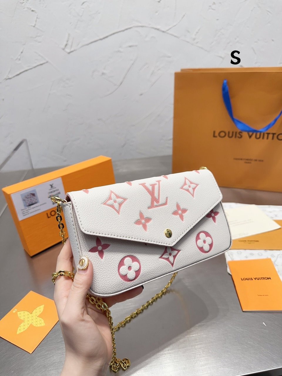 Louis Vuitton Felicie Pochette White And Pink 21Cm M82047 view 11