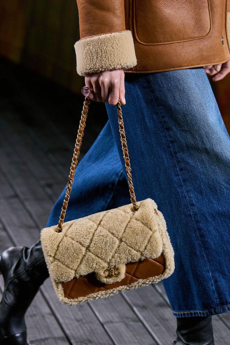 Chanel Flap Bag Shearling Beige And Brown 23Cm view 8