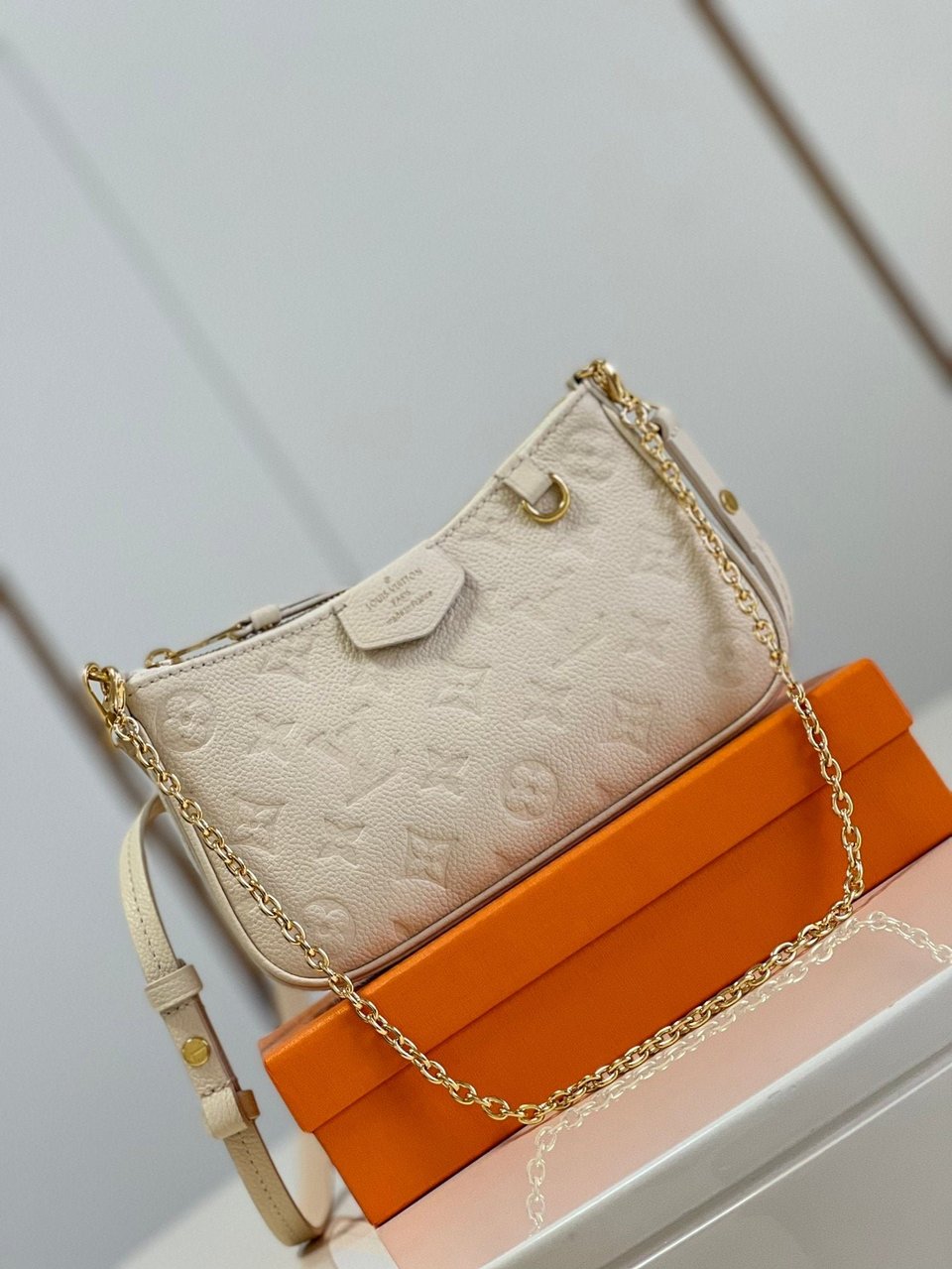 Louis Vuitton Easy Pouch On Strap 19Cm White view 4