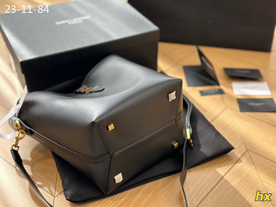 Saint Laurent Le 37 In Shiny Leather Black 25Cm view 5