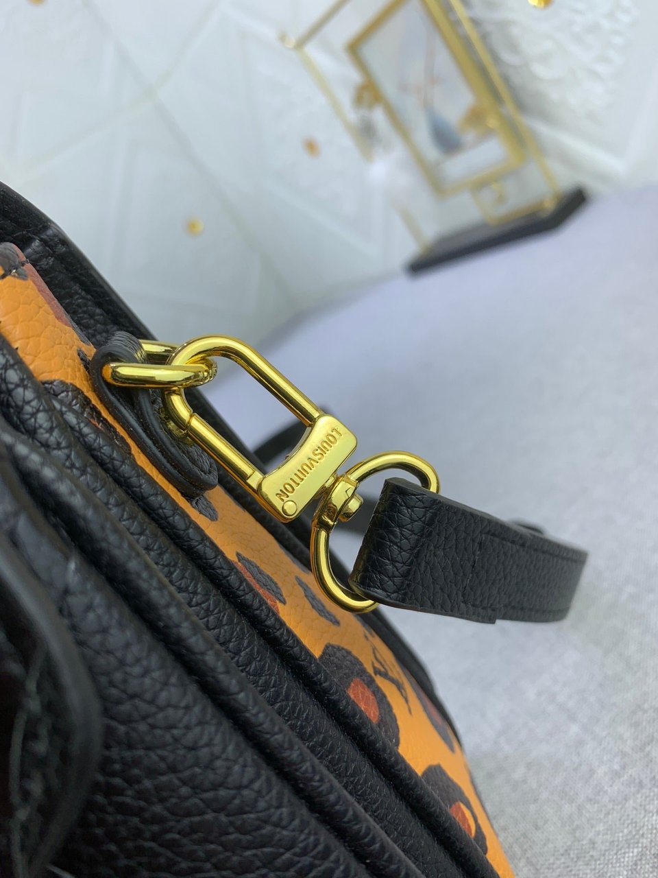 Louis Vuitton Pochette Metis Black 25Cm view 5