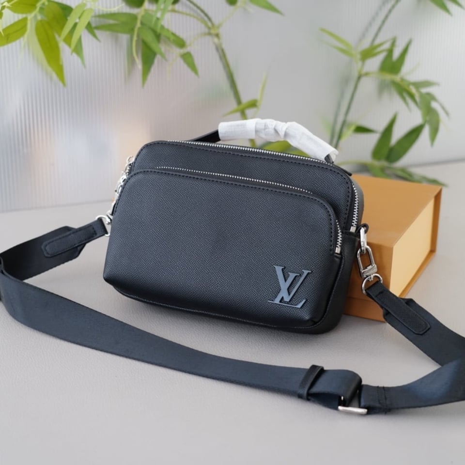 Louis Vuitton Avenue Messenger Bag Black 23Cm M11657 view 4