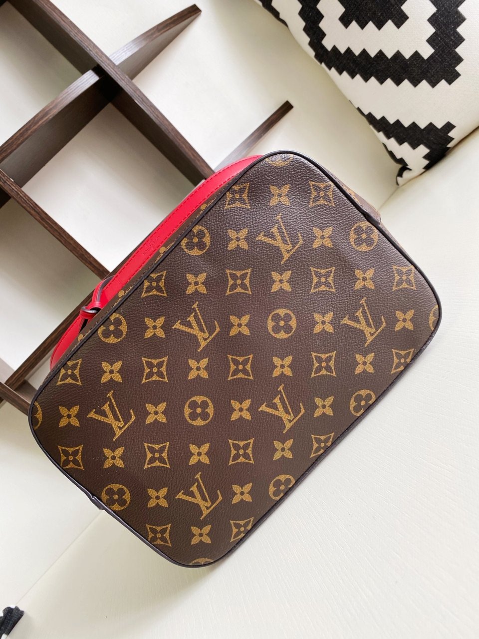 Louis Vuitton Neonoe Red view 4