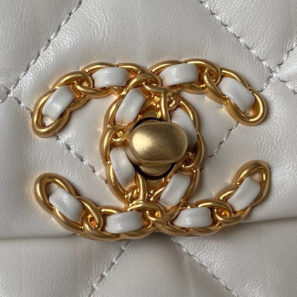Chanel 23K 13,5Cm White Calfskin Gold Hardware view 10