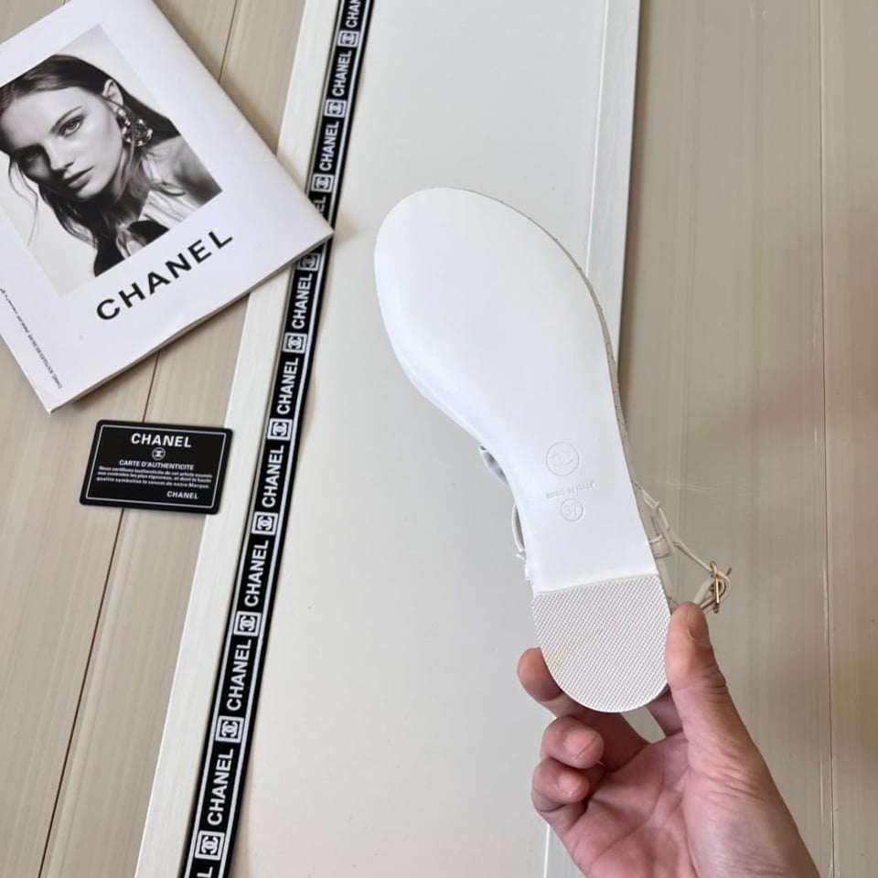 Chanel White Quilted Leather With White Camellia Cc Logo Bow Thong Sandals view 6