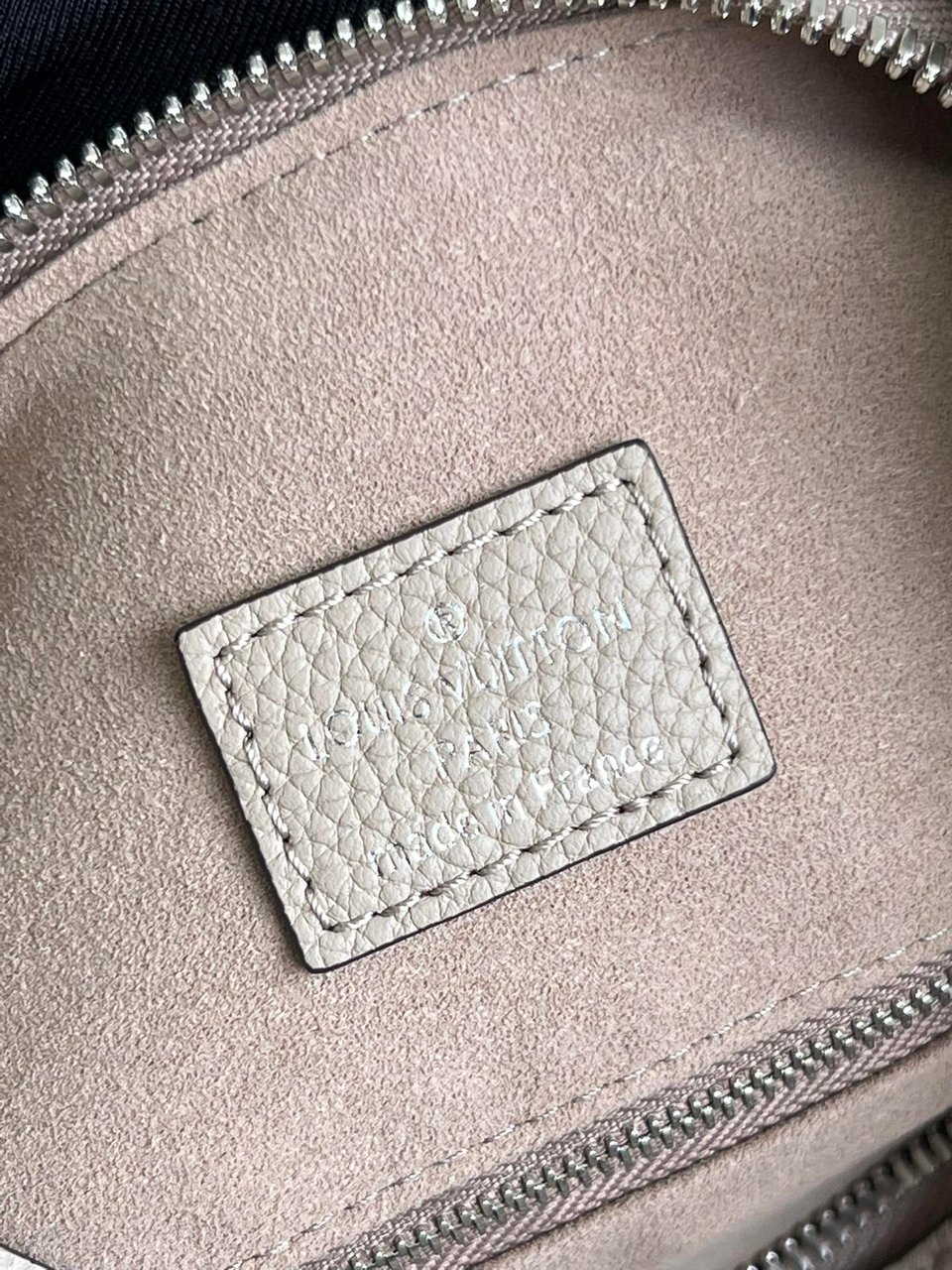 Louis Vuitton Why Knot Mm Beige view 6