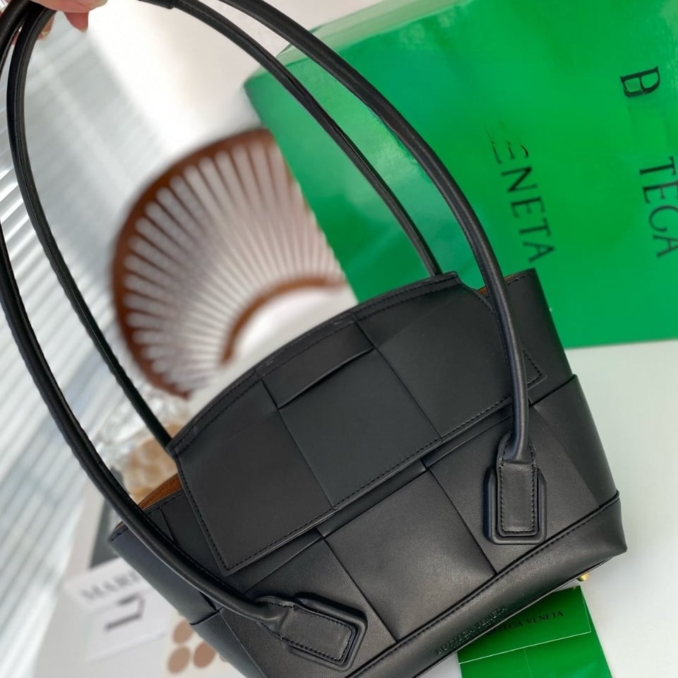 Bottega Veneta Arco Handbag Leather In Black 20Cm view 3