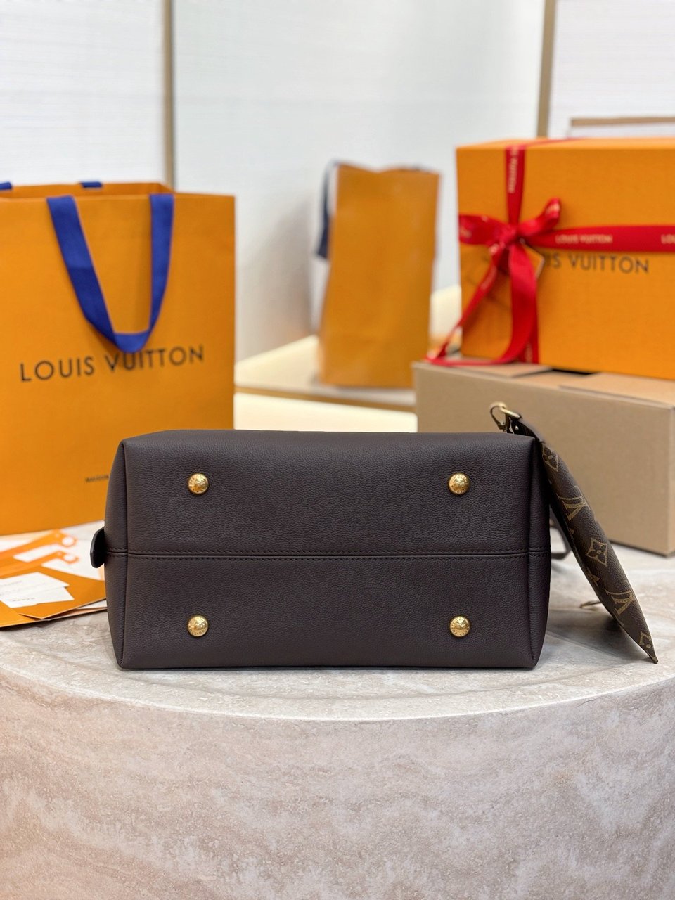 Louis Vuitton Low Key Hobo MM 35cm/ 13.8in view 5