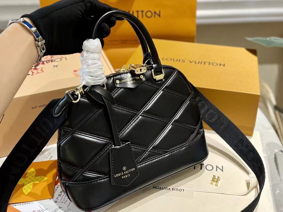 Louis Vuitton Alma Bb Bag Black 24Cm M23666 view 4