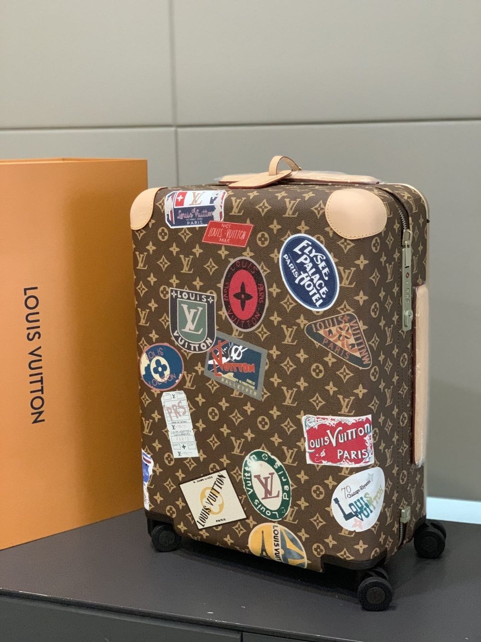 Louis Vuitton Horizon 55 Suitcase Monogram Coated Canvas Sticker Prints 55Cm M24959 view 6