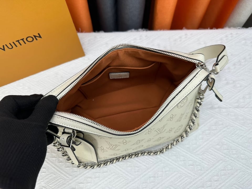 Louis Vuitton Hand It All Pm Creme 29Cm M24114 view 3