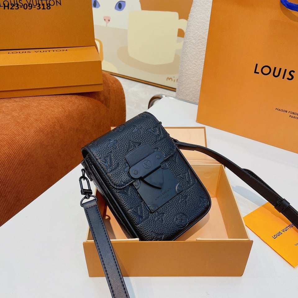 Louis Vuitton S Lock Vertical Wearable Wallet Black 19Cm M81524 view 5