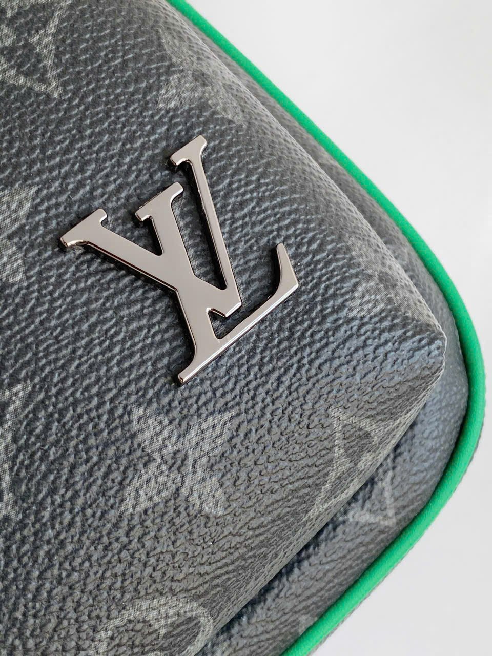 Louis Vuitton Avenue Slingbag PM For Men M25891 view 11