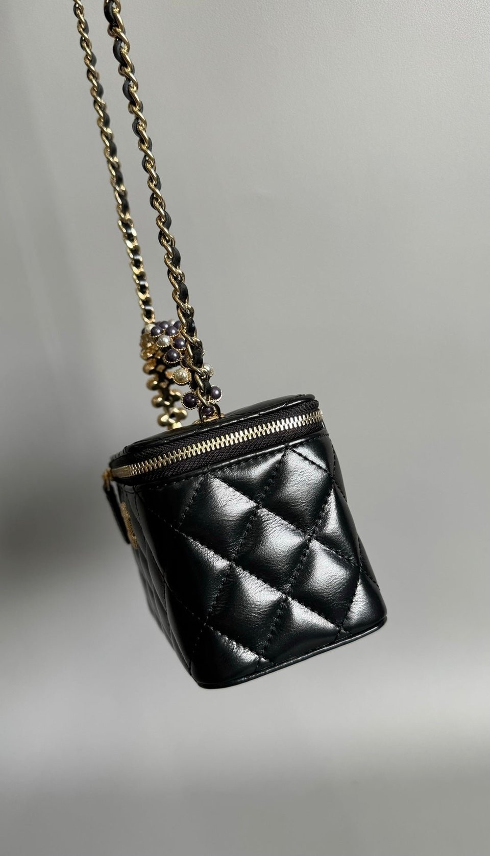 Chanel Vanity Case Pearl 17Cm Black Lambskin Gold Hardware view 4