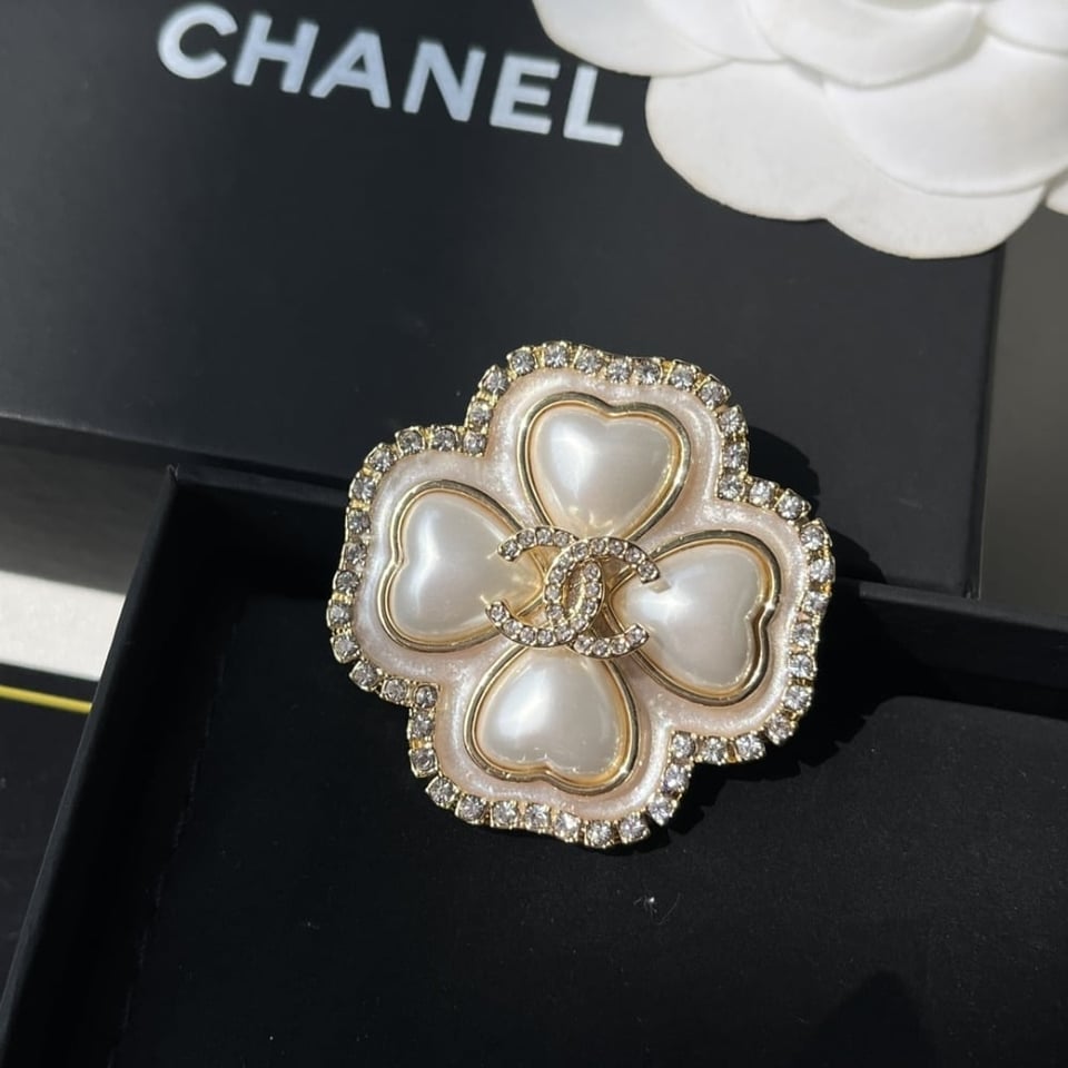 Chanel Cc Flower Brooch Gold With Pearl Heart view 10