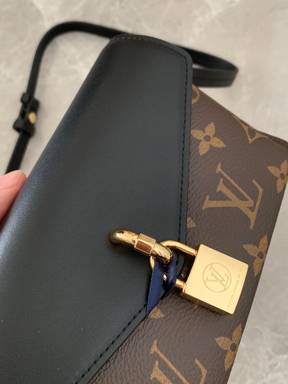 Louis Vuitton Monogram Padlock On Strap 19Cm Black view 9