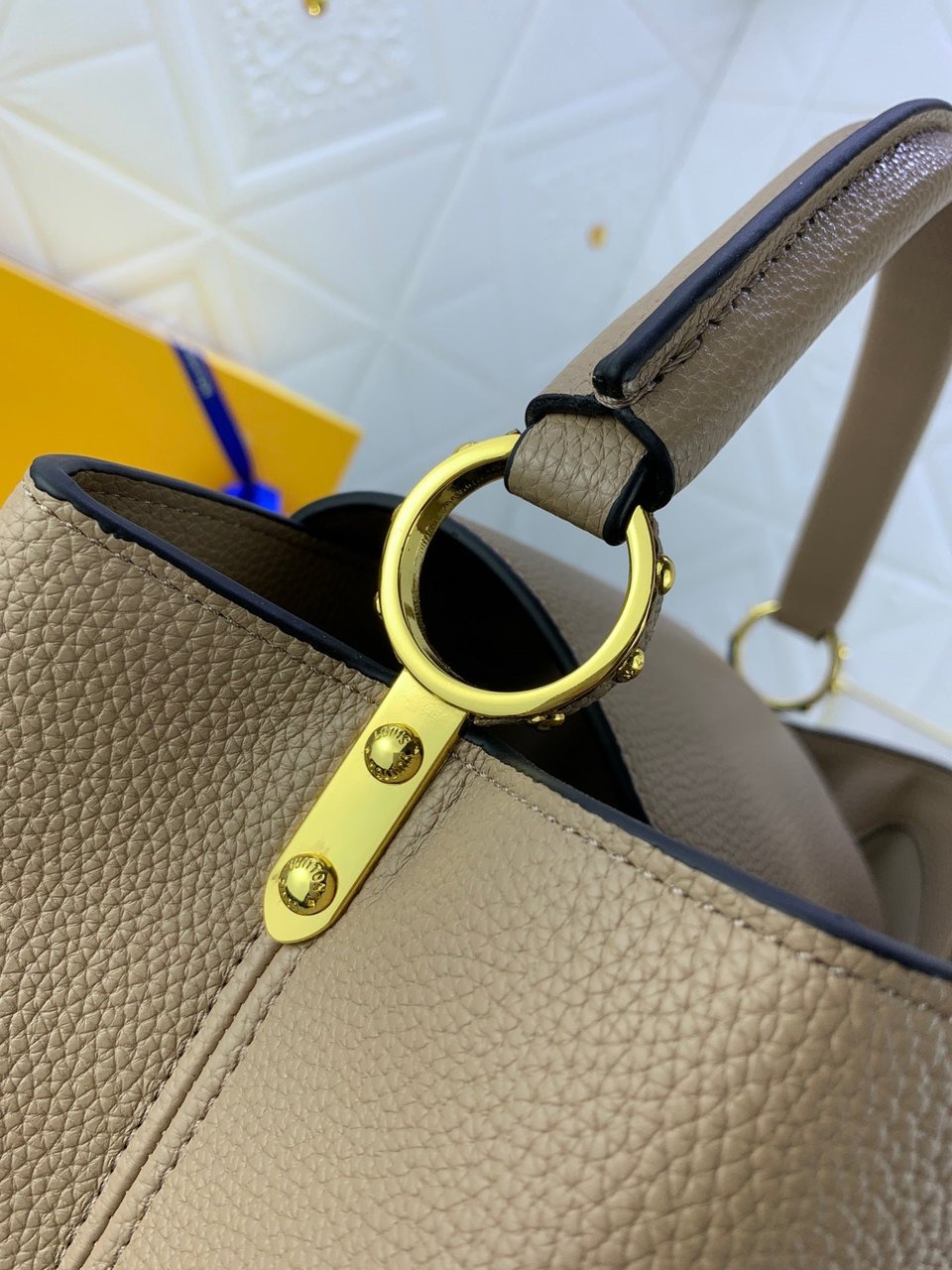 Louis Vuitton Capucines Mm Grey view 7