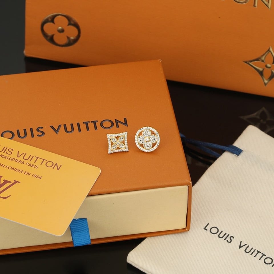 Louis Vuitton Idylle Blossom Stud Earrings Gold And Diamonds view 2