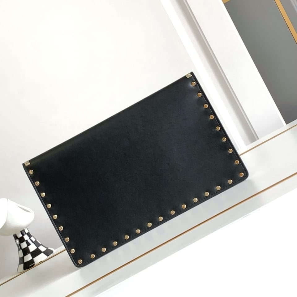 Valentino Garavani Rockstud Raffia Clutch Bag In Black 28Cm view 4