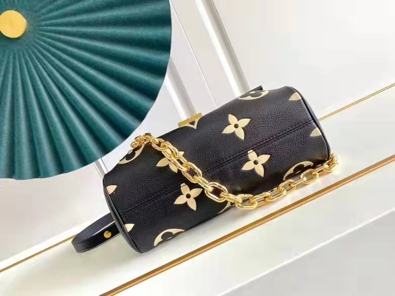 Louis Vuitton Favorite 24Cm Black view 6