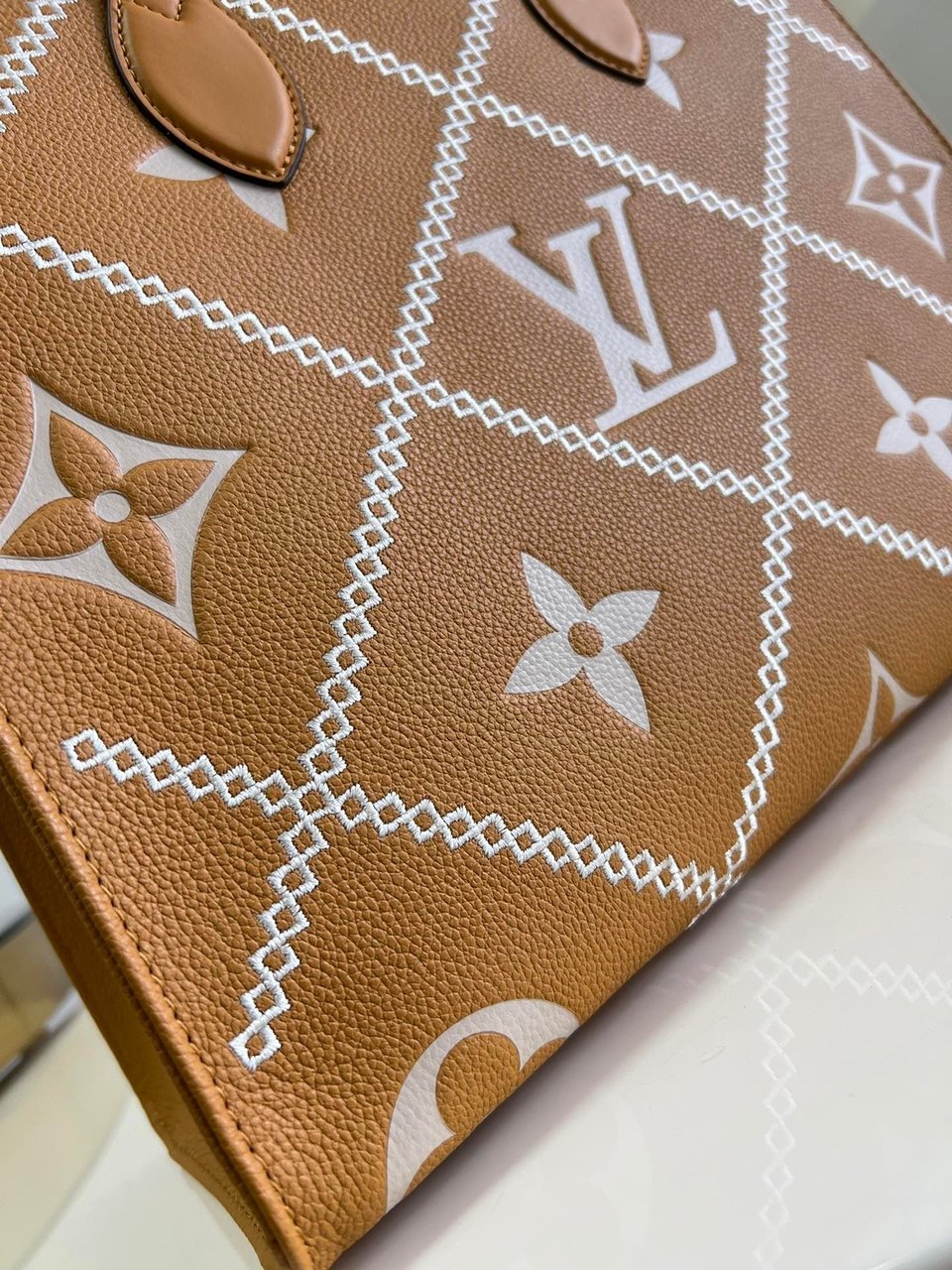 Louis Vuitton Onthego MM Tote Monogram Arizona ‘Brown Crème Beige’ 35cm view 6